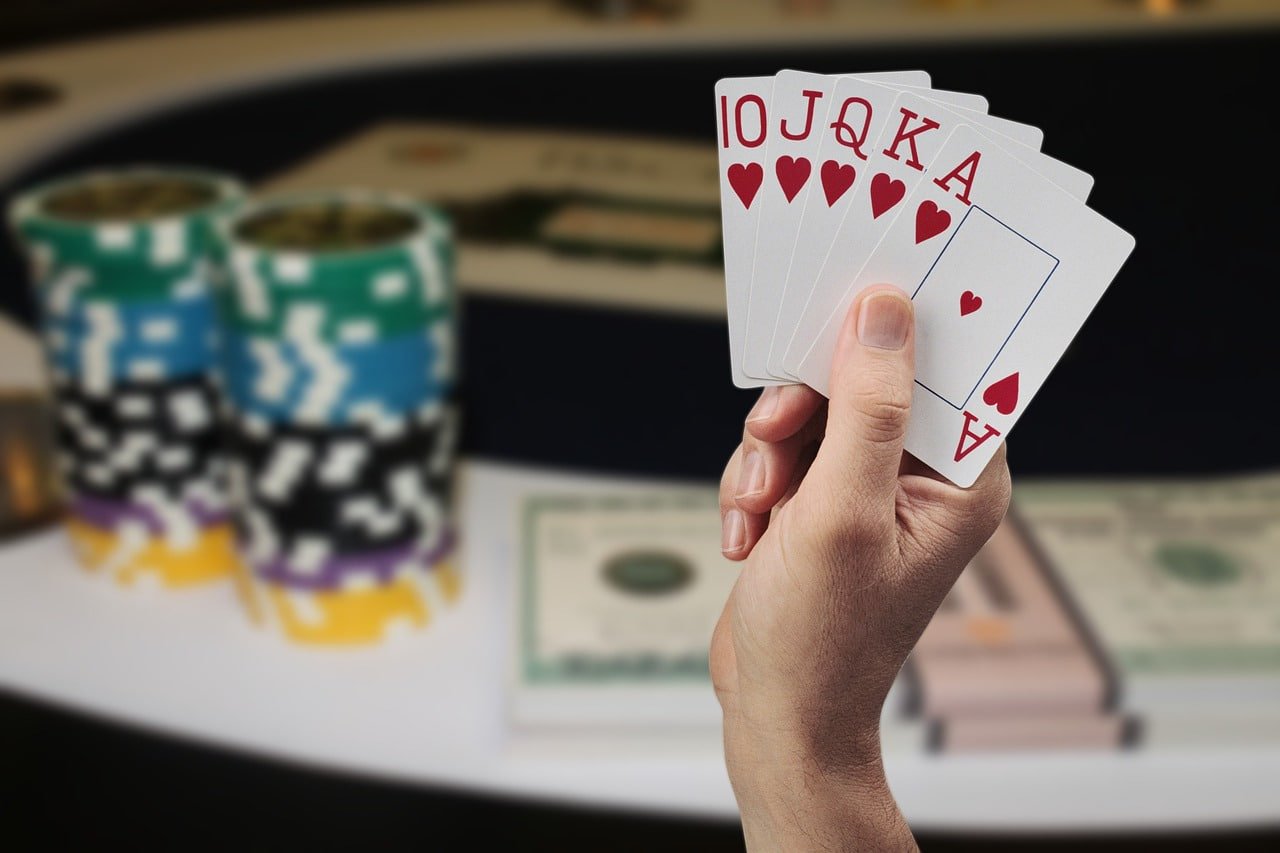Dealer Three Card Poker csgostash dengan interface live streaming dan kartu yang jelas terlihat